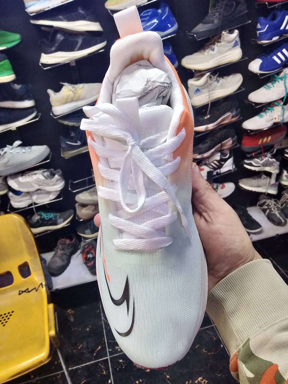 قطعه نايك كلش راقيه طرگه طبيه جدا مريحه لون راقي
تصميم عصري خفيفه بدون وزن
القياس..45
طول القدم 28.5سم
للحجز والاستفسار راسلنا واتس اب وماسنجر عله الرقم الموجود ***********ابو ايمن
