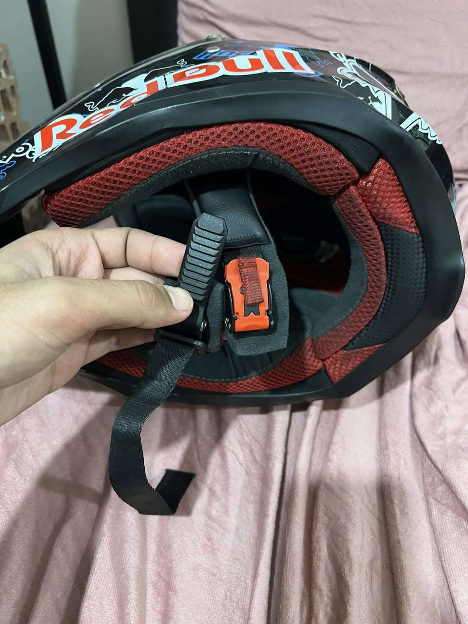 السلام عليكم
خوذة للبيع بيها فتحات هواء و قفل عل رگبة و اسنفج حماية 
ب 60 الف اليريدها 
***********
