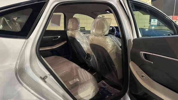 سلام عليكم 
الي يدور جديد وشرط برغي مامفتوح بيه
هونداي سوناتا 2023 خليجي 
كفاله عامه 
رقم اربيل الجديد بسمي تحويل حاضر 
ماشية 42 الف 
موصفات 
حجم المحرك  2,5L
مرتبط بناقل حركة أوتوماتيكي 8 نمر
🎹 كير بيانو 🎹
🔑مفتاح التشغيل بصمة
💨عدد AIR BAG 2
🚘اريل نفكيتر
📷كاميرا دوارة
🚘حساسات أمامية
🚘حساسات خلفية
🔦لايت  LED
🔦بك لايت LED
🌀ويل كب 19 
شفتات مقود
مثبت سرعة كروز
 قطعتين تبريد
نظام مانع الانزلاق
حساسات اطارات
درايف مود
💫اشاير بالمري والمري قابلة للطي كهرباء
وباقي الموصفات معرفه 
السياره حيل جديده 
مكاني بغداد 
السعر 193$
(***********) بغداد
