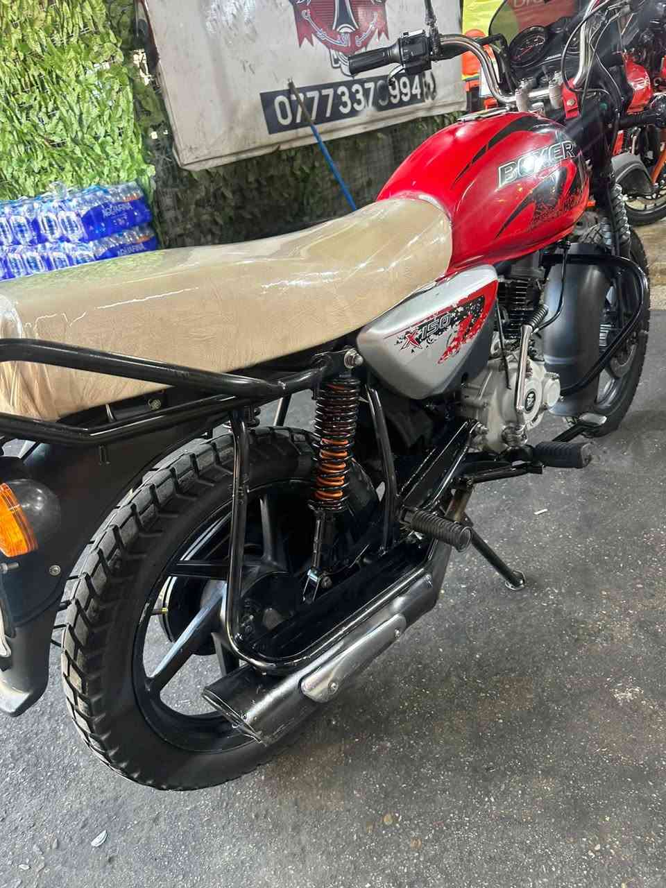السلام عليكم بوكسر جبلي موديل 23 نازله بل24 رقم بغداد عربي ماشيه 23 الف حقيقي بيه سويجين بلاد مجفته وكاله مره واحده جديده كلش الدراجه شلعه ومعدل بدون نواقص السعر مليونين و250 الف بيها مجال للطيبين مكاني بغداد السيديه ***********
