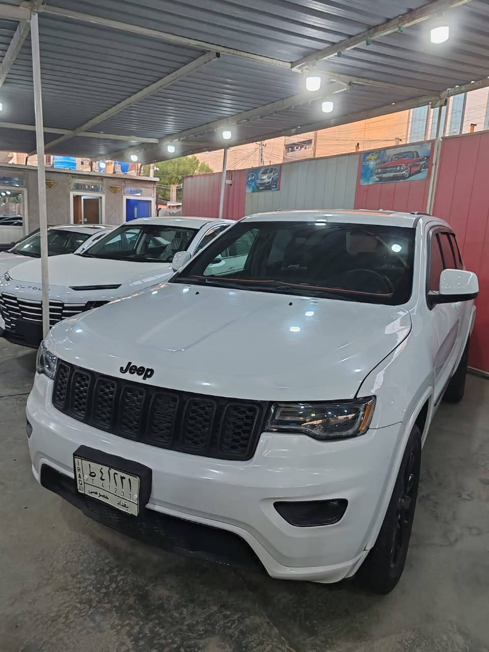 للبيع | جيب جراند شيروكي Black Top موديل 2021
🚗 الموديل: 2021
🎨 الفئة: Black Top
⚪ اللون: أبيض
📏 المسافة المقطوعة: 17,000 ميل فقط(حقيقي) 
💵 السعر المطلوب: 24,000 دولار
المواصفات: ✅ محرك 3.6 لتر (V6)
✅ ناقل حركة أوتوماتيك
✅ دفع رباعي (4×4)
✅ جنوط سوداء Black Top
✅ شاشة لمس ونظام معلومات وترفيه
✅ كاميرا خلفية وحساسات
✅ مقاعد جلد
✅ تشغيل بصمة (Keyless Start)
✅ تكييف ثنائي المناطق
✅ إضاءة LED
✅ فتحة سق
✨ السيارة بحالة ممتازة جداً، استخدام خفيف، جاهزة ولا تحتاج أي مصروف.
📍 الموقع: بغداد/ كراده 
📞 للاستفسار والمراسلة على الخاص أو الاتصال.
‏‪***********‬‏

