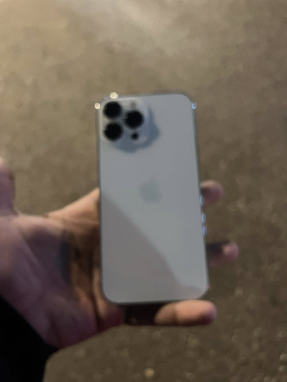 13 برو ماكس جديد جدا نضيف لون ابيض ذاكرة 256 عنوانه بغداد بطارية 90 الرقم *********** السعر 700 ألف
