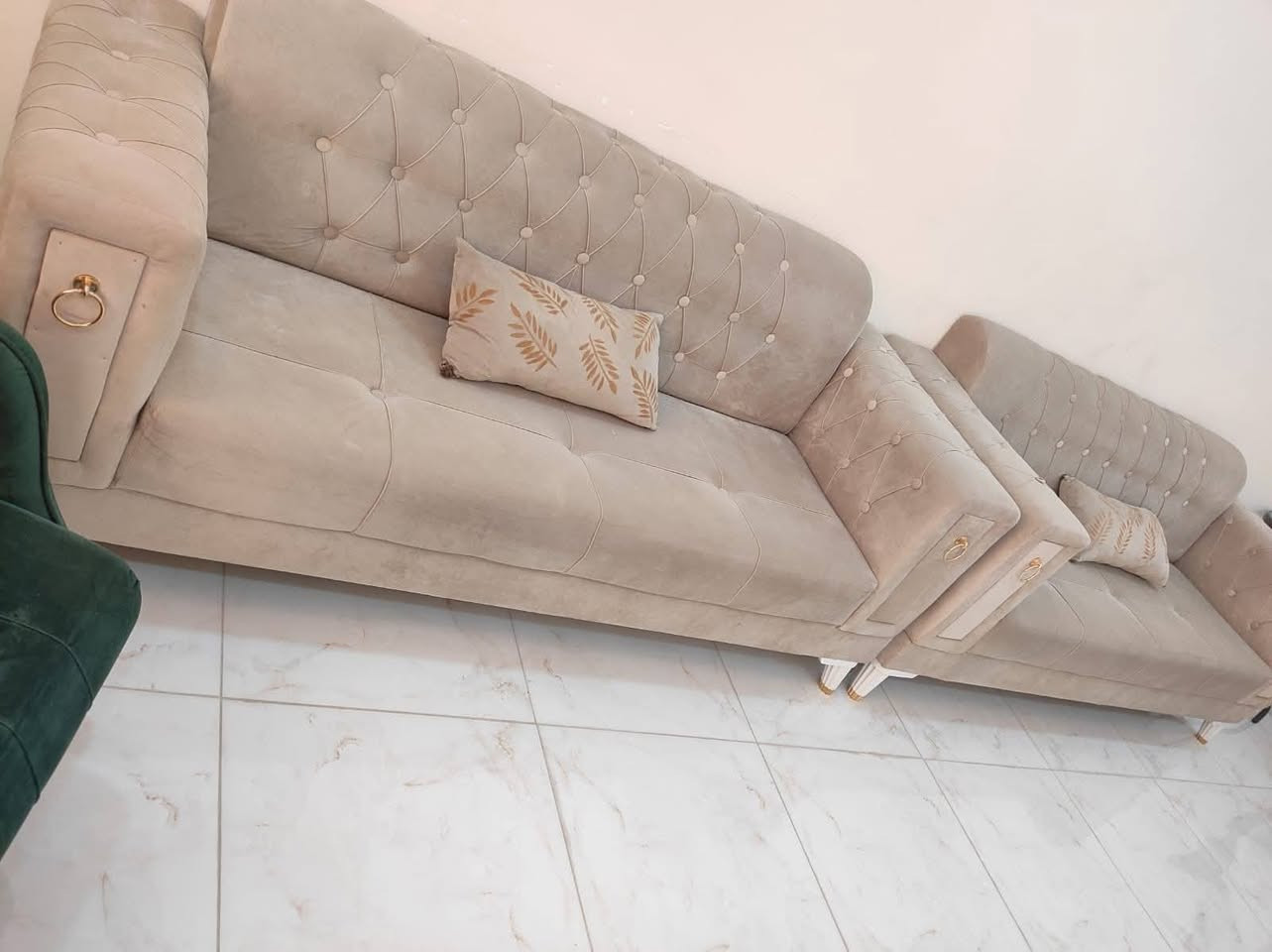 السلام عليكم ورحمه الله وبركاته
تخم درجة اولى شخط مابي 
للبيع العنوان تقاطع القدس 
السعر مناسب جدا 290 الف وبي مجال 
الاستفسار الاتصال ***********
