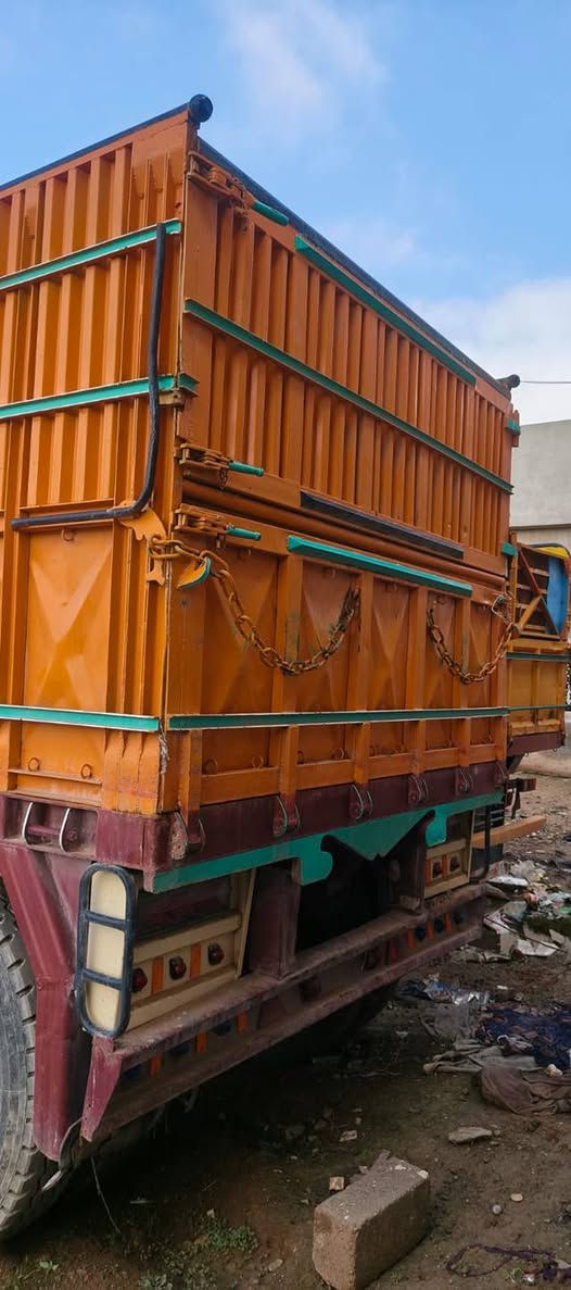 سلام عليكم قاطره للبيع كامل المواصفات تايرات طخم جديد  طول ٧ ونص  عنوان ربيعه سعر ١١٠ ورقه ***********  ***********
