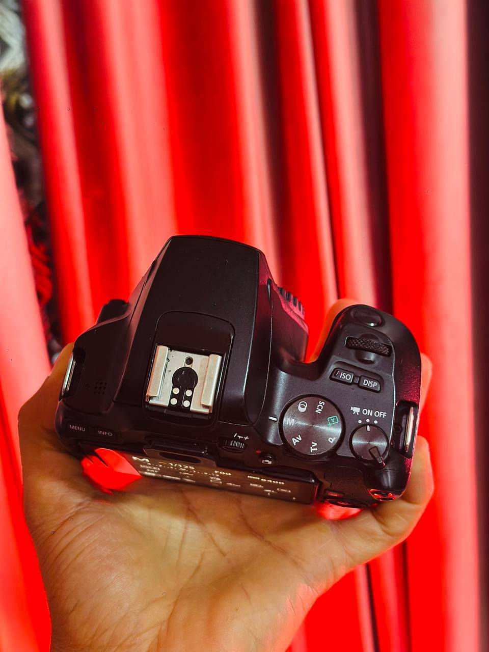 كانون 250d+عدسه 50m STM
دقه 24.2 ميكابكسل 
تصوير فيديو 4k  مع تتبع الوجه
فوكس سريع وايفا وبلوتوث 
ميزه تعديل الالوان 
ملحقاته كامله كارتون وشاحن وبطارية وحزام كتف 
السعر خاص 
واتساب ***********
