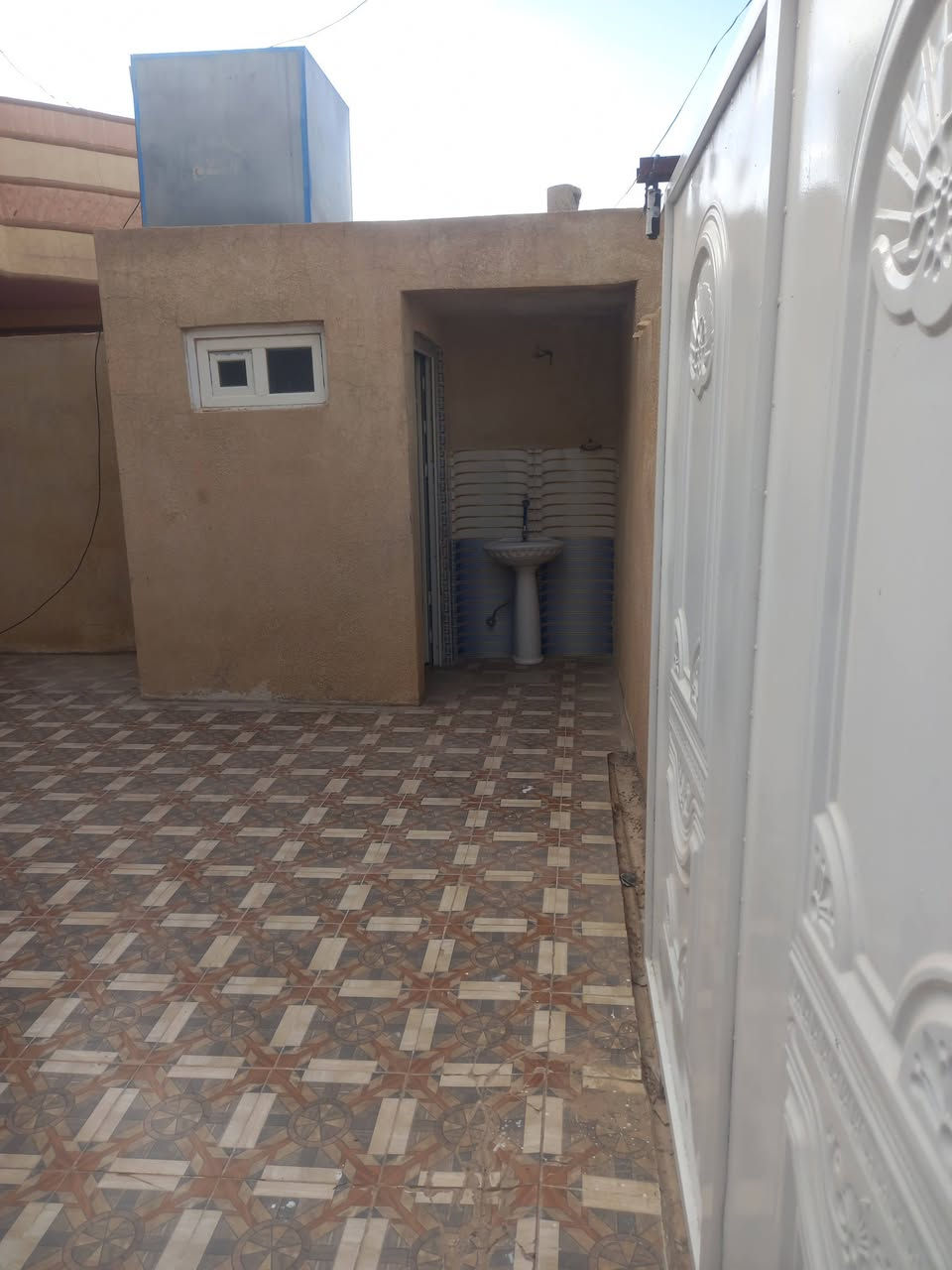 للأيجار بيت ٢٠٠ متر في القادسيه حي الضباط يحتوي على غرفتين وموزع كبير واستقبال ومطبخ وصحيات وكراج السعر ٣٥٠ ألف للإستفسار***********
