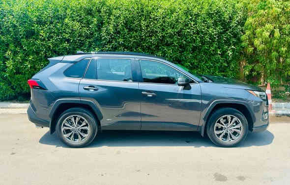 السلام عليكم 
تيوتا راف فور برميوم هايبرد 
موديل 2024 
ماشيه 23 الف 
رقم بغداد بأسمي 
ضرر السياره موضح بالصور ربع دعاميه اماميه و شويه بارد بالبدايه مال بنيد فقط ايرباك استيرن فقط 

مواصفات السياره فول مال برميوم بصمه و فتحه و كراسي جلد و تدفئه و كرسي كهرباء و جنطه كهرباء و باقي المواصفات المعروفه 
السعر 260 ورقه و بيها مجال بسيط 
مكان السيارة بغداد حي الخضراء 
رقمي ***********
