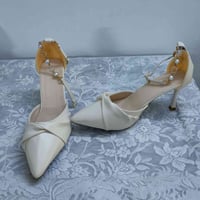 حذاء كعب • مقاس ٤٠ • توصيل