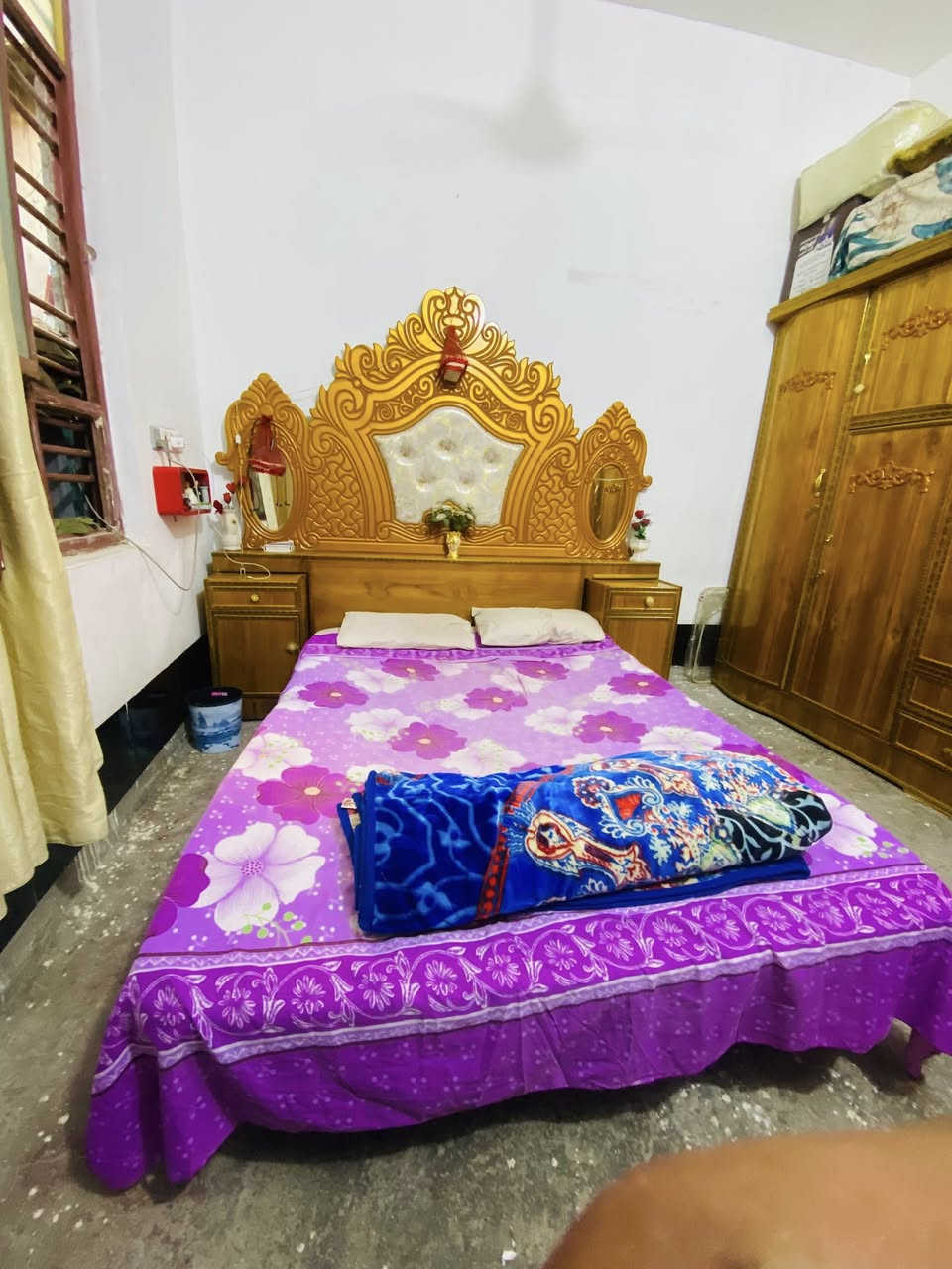 سلام عليكم غرفه نوم للبيع استخدام قليل بعدهي جديده سعرها 750وبيها مجال اتصال واني خادم فقط واتساب ***********مكان بغداد
