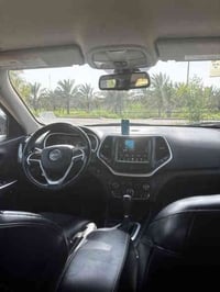 جيب شيروكي 2018 لاتيود مواصفات: شاشه كبيره تبريد قطعتين مثبت سرعه كشنا...