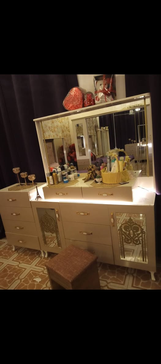 سلام عليكم غرفه نوم للبيع ١١ قطعه مع شازلونك
***********
