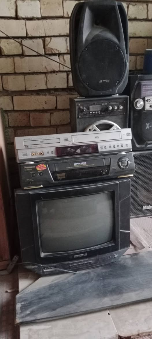 مجموعه سماعات واجهزه قديمه مع عدد من اجهزه الراديو والمسجل القديم واجهزه اخرى للبيع بسعر مناسب..ملاحظه اغلب الاجهزه شغاله لكن ابيع بحساب عاطل الي تفيده يتفظل مكاني بغداد ***********
