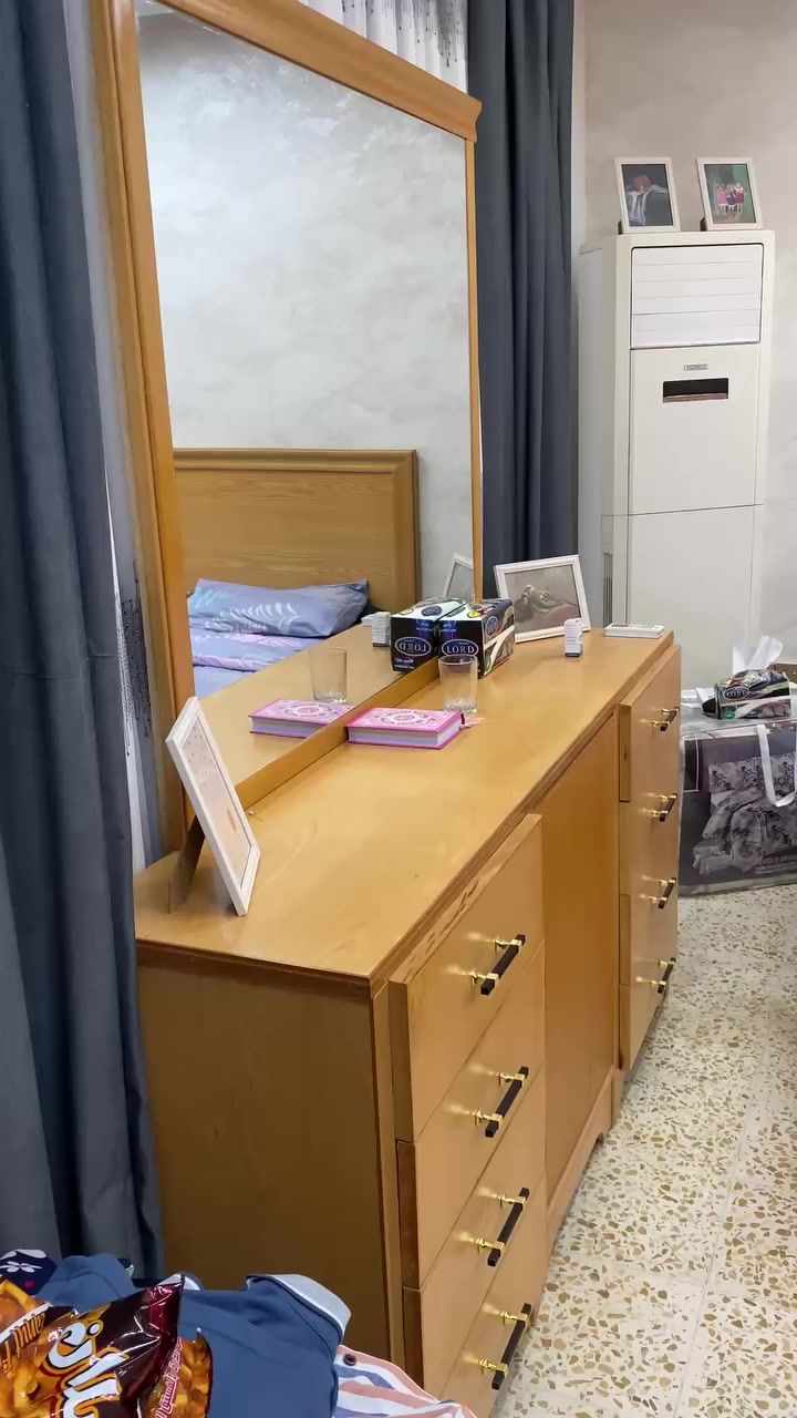 فرصة للبيع – غرفة شغل عراقي فخمة خشب سنديان 🔥
إذا تدور على شغل نظيف ومرتب وبسعر مناسب… هاي فرصتك 👌

📍 الموقع: بغداد – حي الجهاد

✅ مستخدمة أشهر قليلة جداً (بحالة ممتازة)
✅ خشب سنديان نوعية قوية وتحمل عالي
✅ تصميم مودرن وأنيق يناسب البيت العصري

🔹 المواصفات:

 • 3 مجارير عملية وواسعة
 • كنتور بطول 3 متر و30 سم
 • ارتفاع 175 سم
 • جرباية مع تاج مودرن
 • بيها ميزتواليت

💰 السعر: 1,900,000 دينار
السعر شبه نهائي، بيه مجال بسيط  فقط.

📩 اللي ناوي يشتري فعلاً يراسل خاص للمشاهدة والمعاينة.
 ✨


**إذا كنت صاحب هذا الإعلان وتريد حذفه لأي سبب، رجاءا أرسل رسالة إلى الدعم الفني**