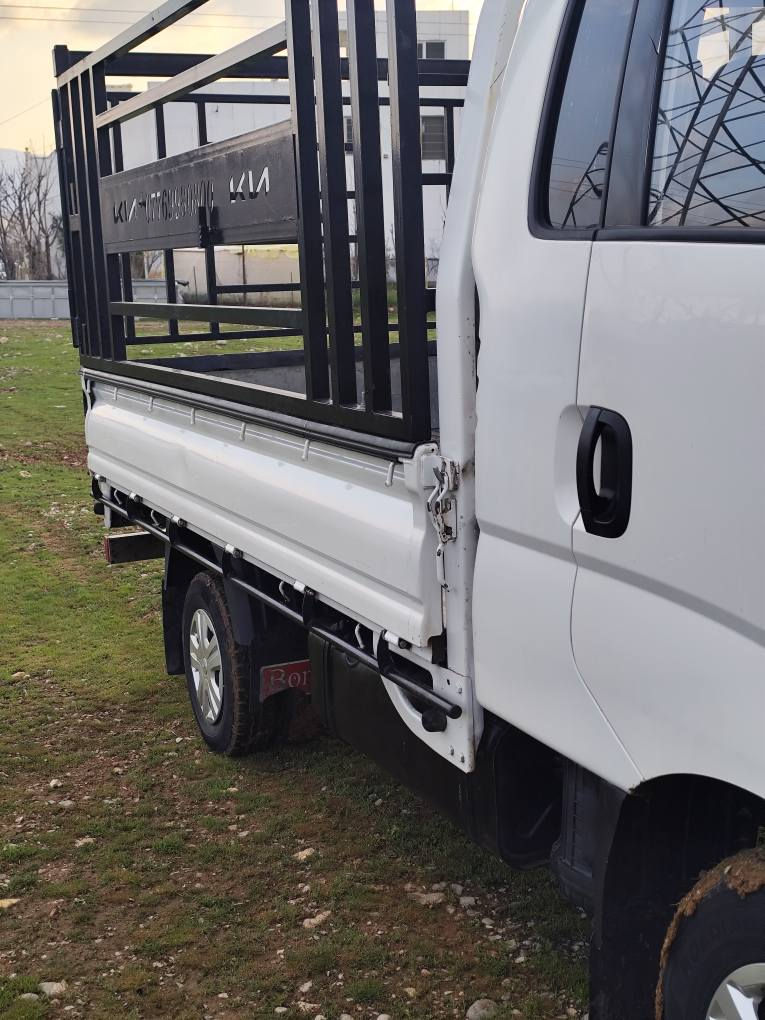 کیا  گاز سئ هه زار سۆڀەر مە کینە ڕەش 
سە یارە کە وەسفی ناوئت تە بریتی گەرمو ساردی بە شەرت برئکی بە سراوە ناوبۆدی تیایە جە مجەیەکی زۆر تۆکمەی بۆ بە سراوە  لۆک لۆکە بە قه ت یەک سفر خۆش نە بو لئخوڕینی نە تەوئت  6تایەی تازە یە 
گئڕی مە کینەی بە شەرتی 10ڤیتەر جرکەی تیانییە 
سەرفو بوخاری بە شەر بە هیج شئوەیک بخار ناکات 
سالئکە لای خۆمانە کۆدی ئاساشی هه یە بە ناو خۆمانەوەیە 
شوئن بیرە مە گرون 
***********
*********** السليمانية, العراق
