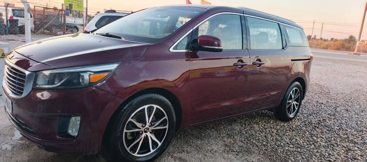 السلام عليكم
سيدونا 2015 امريكي فول عدى لفتحه 
بيها 3 قطع صبغ بدون دواخل فقط رش 
مكاني بابل الشوملي السعر 155 وبيها مجال 
***********
