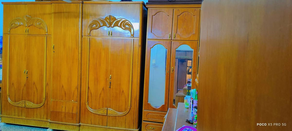 غرفه خشب ميه على ميه ثقيل ورقم واحد الغرفه مع كامل ملحقاتها للبيع خشب جدا جدا ممتاز ثقيل تحتاج ترتيب شي قليل يدات قفل قفلين مع صبغ تطلع شي توب 
ملاحظه السعر ٨٠٠ الف وبيها مجال شي قليل 
للتواصل ***********
