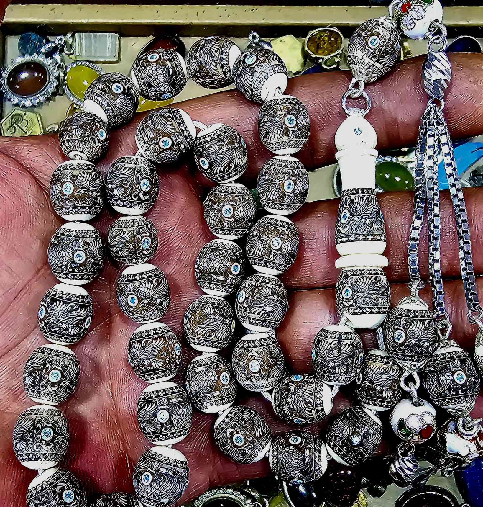 👑👁️ما لم ترى عينا من قبل👁️👑صنعت لتكون لك انت وحدك 🕶️لتظهر شخصيتك الفريدة 🕶️  38  لوحةنحتت( النسور )
بدقة تفاصيل  جمعت اصالة (العاج)مع حجر التوباز وتطعيم فضة 999. وجودة النقش ودقة التفاصيل وجمال المضمون وخبرة ومهارة الصانع وذوقكم 🌹عمل مملكة الاحجار  الكريمة. خبيرالاحجار الكريمة 
maan mohammad
معتمد لدى .GIA.AJP


**إذا كنت صاحب هذا الإعلان وتريد حذفه لأي سبب، رجاءا أرسل رسالة إلى الدعم الفني**