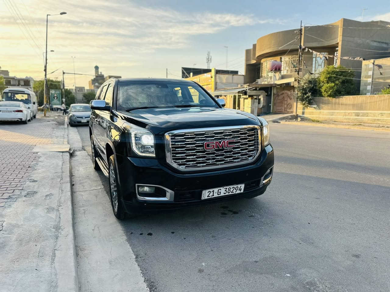 - يوكن ( SLT ) فول أعلى مواصفات المحرك المرغوب 5300
موديل :   2016
الون:       اسود🖤 
العداد: 160 حقيقي
الفئة : SLT

/حجم المحرك    ٨  سلندر  5300
/ فتحه
/ بصمه تشغيل + بصمة ابواب
/ رادار امامي مانع اصطدام 
/ رادار خلفي
/ رادارت جانبيه ( نقطه عمياء)
/ كشن السائق هزاز  للتنبيه ( مربوط مع الرادار)
/ كامراة دواره مع الاستيرن اصليه
/ كشنات جلد 
/ كشنات اماميه كهرباء
/كشنات خلفيه كهرباء
/ كشن السائق خزن ميوري 
/كشنات خلفيه متصله
/ كشنات تدفئه + تبريد 
/ باب خلفي كهرباء
/ استيرن كهرباء
/مرايات جانبيه كهربائيه ( شفط) + تعتيم 
/ فول تحكم استيرن جهتين + ستيرن تدفئة + ستيرن كهرباء
/حساسات امامي  خلفي
/ فور ويل 
/ لايت زنون
/ لايت وبك لايت ليد (LED)
/شاشه اماميه كبيره 
/شاشه عرض خلفيه
/ كشنات 7 راكب كهربائي 
/ تشغيل عن بعد 
/ تبريد مركزي ثلاث قطع
/ تحكم للتبريد الخلفي منفصل
/ منفذ كهرباء للعربه الخلفيه
/ سستم صوت اعلى فئه (BOSE)
/ نظام مكابح للعربه الخلفيه
/ نظام صعود مرتفعات
/ نظام سحب مقطورة 
/ نظام تحديد مسار ( نظام خطوط الشارع)
/ نظام معرفة ضغط الاطارات
/ انظمة مكابح
/ نظام تزحلق 
/ نظام توازن للطرق الوعره 
/ بصمه عدد
/ اسبيرها منازل 
تخم تاير جديد سيارة جديدة وتخبل وبلعافية على الياخذها 
وبقية المواصفات المعروفه السياره رقم سليمانيه بسمي 
السعر: 340 
للاستفسار ***********
