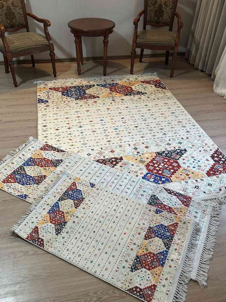 ✨ اضف لمسة من الجمال والأناقة لمنزلك مع سيت الموكيت التركي المميز ✨

🧡 المقاسات:
▪️ القطعة الكبيرة: 160×230
▪️ الدواسة الطويلة: 160×60
▪️ الدواسة الصغيرة: 100×60

📝 المواصفات:
✔️ وجه حرير ناعم يضيف لمسة فاخرة
✔️ طبقة إسفنجية بالوسط لراحة أكبر
✔️ أرضية محببة تمنع التزحلق

💰 السعر:45,000 دينار فقط للسيت كامل

🚚 متوفر توصيل بغداد وجميع المحافظات بسعر 5,000 دينار فقط

خلي بيتك أرقى وأجمل مع هذا السيت المميز 🤍


**إذا كنت صاحب هذا الإعلان وتريد حذفه لأي سبب، رجاءا أرسل رسالة إلى الدعم الفني**