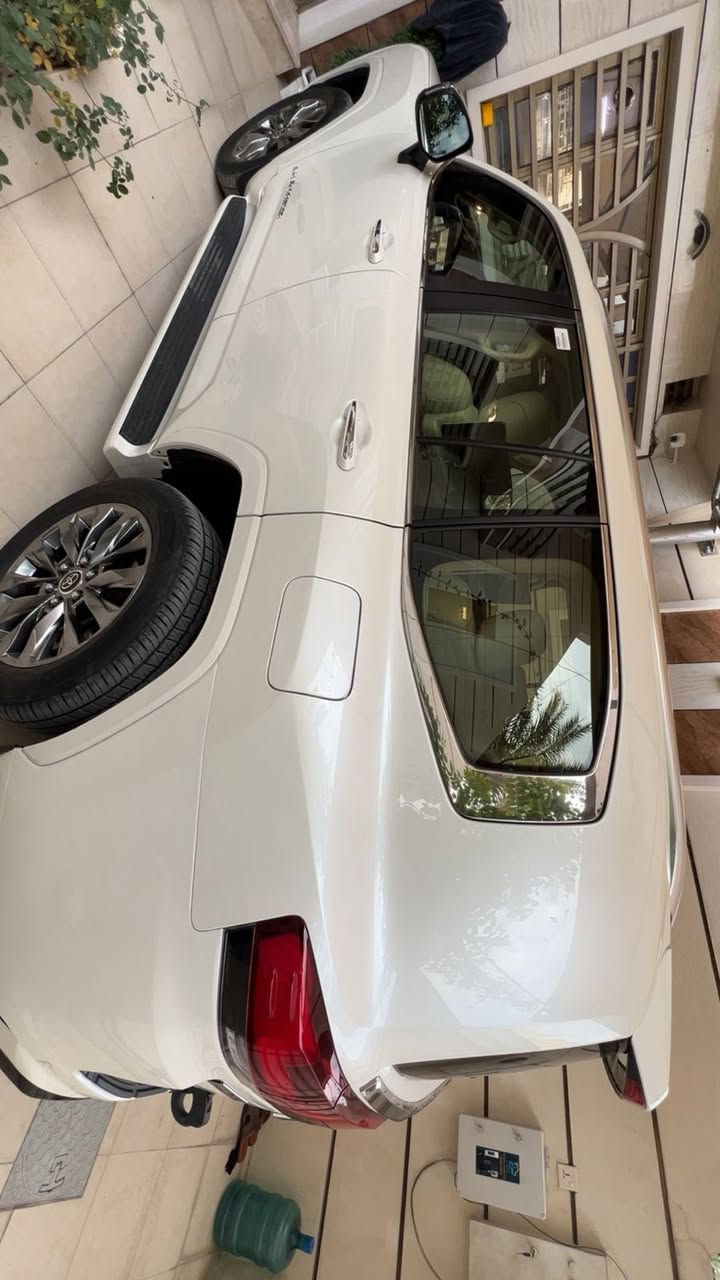 سلام عليكم ورحمة الله وبركاته
لاندكروزر 2024 بريم اصل 
ماشية 17الف 
رقم بغداد مواصفات vx معروفة واضحة 
سيارة كفالة عامة من كلشي عده تكحيل شي جداً جداً بسيط بل باب شعرايه 
استفسار *********** 
السعر 770 يعني 7 دفاتر و 70 ورقة 
مكان السيارة بغداد
