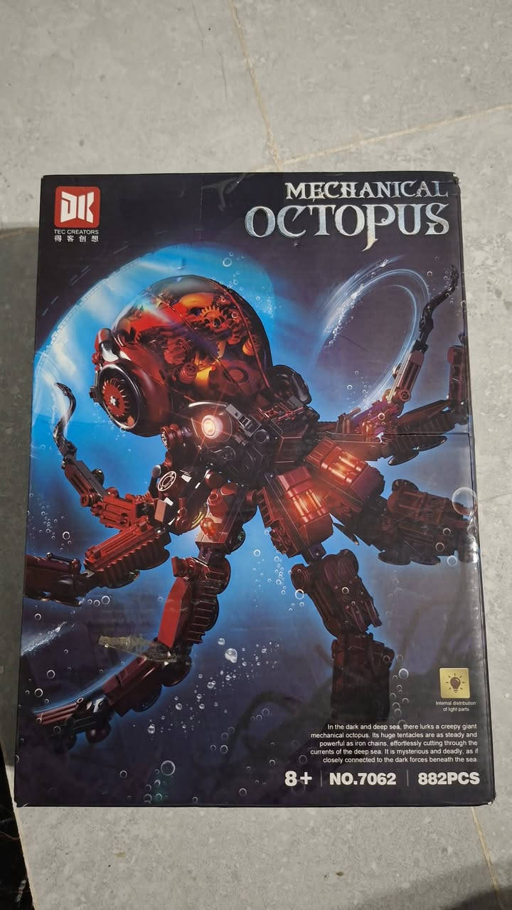 مجموعة بناء "الأخطبوط الميكانيكي" (Mechanical Octopus) من العلامة التجارية DK Tec Creators.تحتوي المجموعة على 882 قطعة وتتضمن أجزاء مضيئة.تعتبر هذه اللعبة مناسبة للأعمار من 8 سنوات فما فوق وهي مصممة كنموذج عرض أو لعبة تعليمية (STEM).يمكن العثور على المنتج عبر الإنترنت تحت رقم الموديل NO.7062.
السعر/٣٥ الف 
تواصل واتس اب ***********
