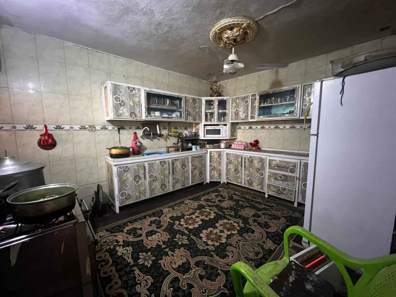 سلام عليكم بيت 200 متر طابقين طابق الأرضي إستقبال وهول وغرفه نوم وصحيات داخلي وخارجي ومطبخ وطارمه جبيره الطابق الفوك غرفتين نوم ومطبخ وصاله جبيره وصحيات داخل الصاله وتكدر تسوي مشتمل وتاجرة وحده الفوك  مكان البيت كربلاء حي العسكري قطاع 17 قرب مدرسه الصديق السعر160 رقم الهاتف ‏‪***********
