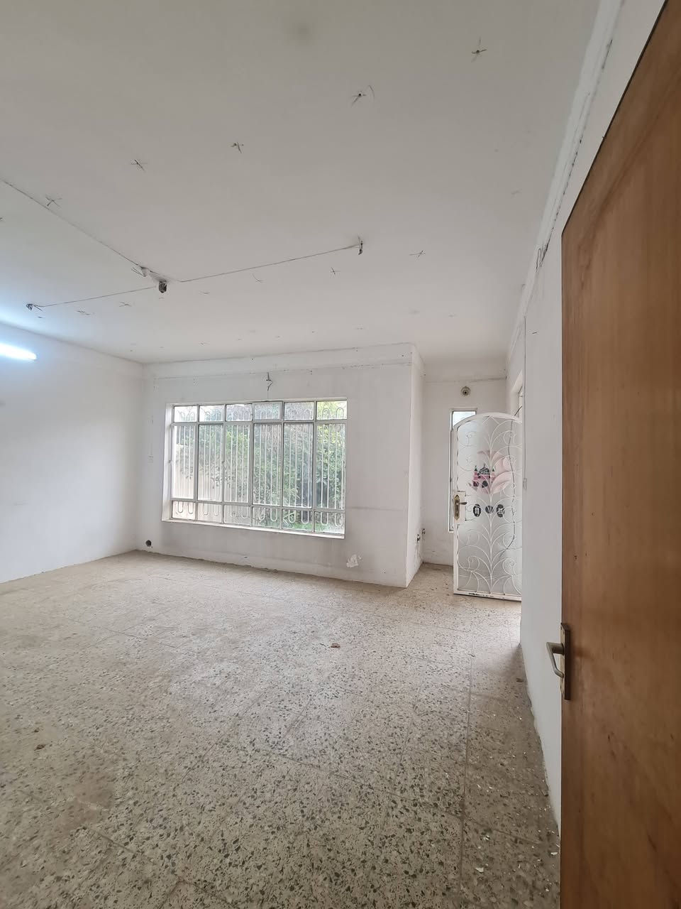 للأيجار الدار طابق واحد (المساحة200م)

حي الصديق الاولى قرب مسجد محمد رسول الله

اغرفتين نوم  وهول موزع واستقبال واسعة ومطبخ  وصحيات وحديقة وكراج وسطح 

للأستفسار مراجعة مكتب الوطن للتجارة العقارات 
الموصل حي البلديات من جهة السكر قرب مول سانكو 

او اتصال بالأرقام التالية 
كورك ***********
آسيا ***********
