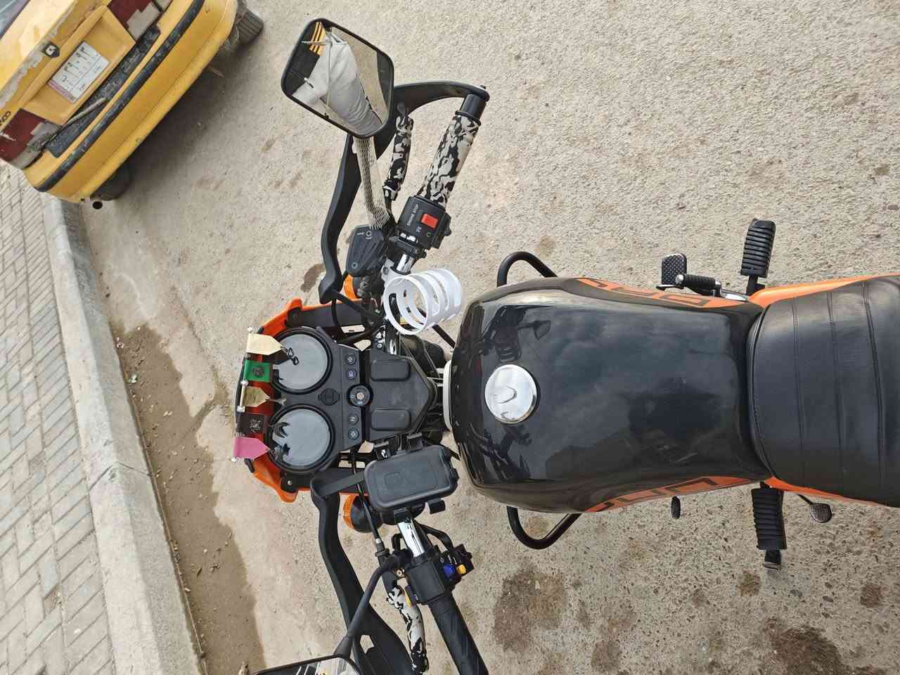 السلام عليكم 
من رخصت الادمن 
دراجه دايوان نفخ جبلي مو قفاز 
موديل 2025 نازله نهايته 2025
رقم سنويه اربيل كامل تروح تمشي
معامله وتحوله بسمك أصولي 
دراجه خير من الله 
دراجه مكفوله بس بيه حادث 
عن حلفت الله دبلات امامي بيهن عواج
و ما ايئثر دراجه مال جناي وهيه ملك شارع 
ما مشتغله دلفري من البيت لل شغل 
مثل ما شوف بل صور ارجوك لا تعبني 
سعره 2400 وبيه مجال قليل حك الجيه 
الله شاهد ماخذه 2900 تعال وبيك خير ودلل 
العنوان بغداد الشعب محطه سما بغداد اقرب نقطه إليه 
خابرني قبل لا توصل هاذا رقمي *********** 
واني خادم
