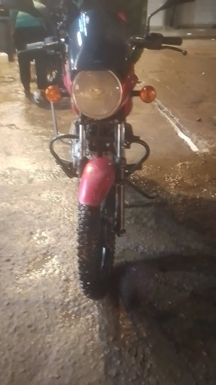 السلام عليكم دراجه بوكسر موديل 22 برقمه سنويه رقمها بغداد للبيع الدراجه مقفوله اي نقص ما بيها ما عدا صفاحيه مال باتري سلف كل شيء شغال بيها كهربائيات كلها كامله مكمله سعر مليون 700 حيل مستعجل***********
