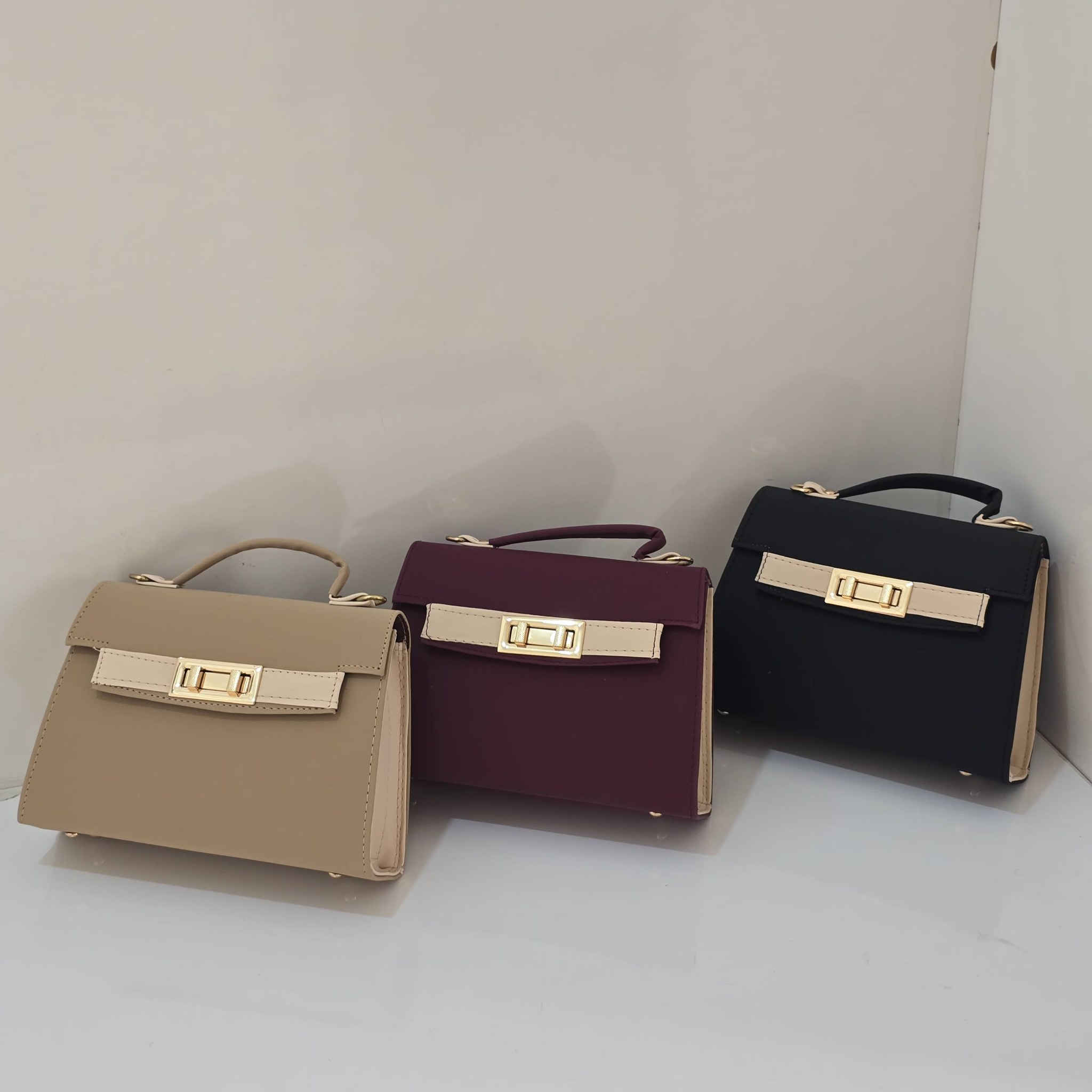 #اللهم_صل_على_محمد_وال_محمد 
جديد روزي للحقائب  
السعر #ب٧ الف 
التوصيل لكل محافظات العراق صار #ب٣ الف فقط 

متوفره حسب الالوان المرفقه في الصور ❤❤❤

#اذا_حبيتي_تكون_اطلالتج_مميزه راسلينا ع البيج 
او الاتصال ع الرقم ✅️***********✅️

  #التوصيل لكل محافظات العراق صار   (٣) الف فقط
