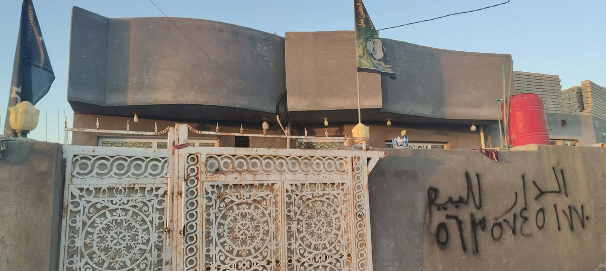 السلام عليكم بيت للبيع حي الزهراء
الواجهيه:10
النزال:15
المطبخ سراميك+ارضيه كامله سراميك حديث +السكف صب 
للتواصل :***********
