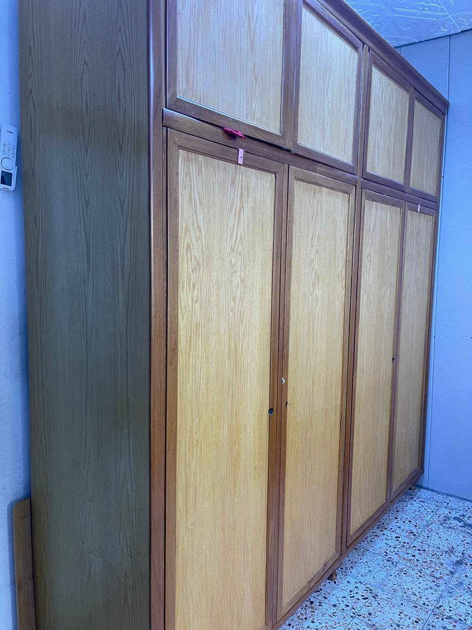 كنتور صاج صناعة عراقية درجة أولى ٤ أبواب و٤ ملاحق واسع جدا من الداخل وقوي مستخدم جدا قليل 
بغداد حي جميلة ***********
السعر ٧٥٠ وبي مجال بسيط
