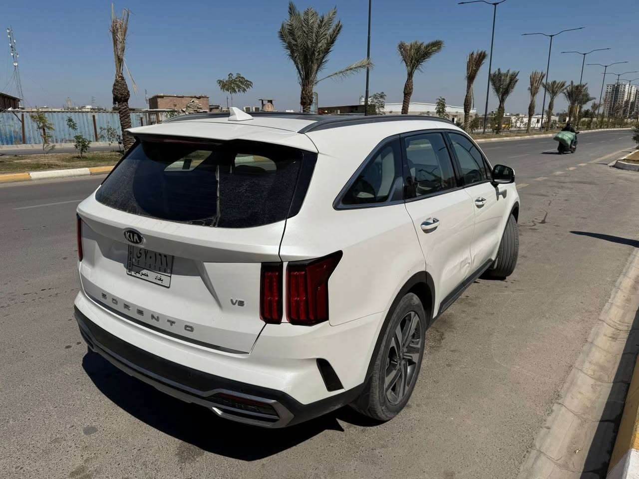 السلام عليكم سياره كيا سورنتو موديل 2021 خليجي السياره ماشية 93 كيلو متر سياره نضيفه اني مطلعهة من الوكالة زيرو صار بيهة حادث يمي بابتين عكس السايق تبدلن نفس اللون بالوكالة بدلتهم هسه بالجديد نفسهم نطخن طخات خفيفه ملعبت بيهم موضحات بالصوره مكينه 3.5 السياره فول مواصفات 1/1 بنراما بردات خلفية تبريد 3 قطع اناره محيطية صندوق كهرباء بيهة هواي موصفات بعد مكاني بغداد سياره باسمي تحويل ثاني يوم السعر 230 $ او بيها مجال 
***********
