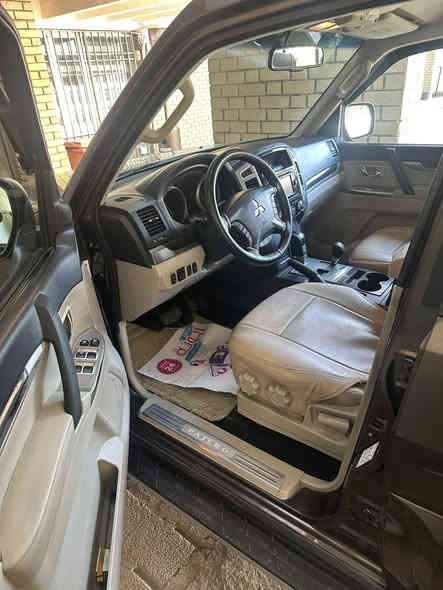 باجيرو 
موديل 2017
ماشية 90 كم
كلين سيارة بدون حادث 
نضافة 100/100
السعر 210$
وبيه مجال بسيط 
الاتصال ***********
