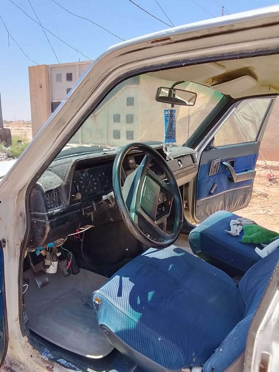 سلام عليكم للبيع فالفو 240 موديل 84 
مكينه وكير جدد اكسن جديد حدادية 75/100
دواخل تضيفه فرة جديده عوزه بس صبغه 
السعر 30 وبيها مجال 
***********
