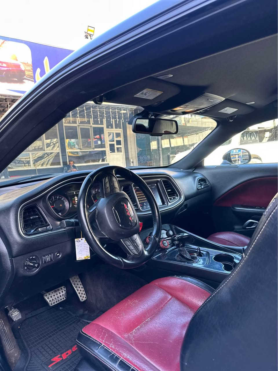 جالنجر 2017 
كير و مكينه بشرتن 
رقم و سنوي و هزه جديده 
دوو قطعه و نيف صبغن كارته ك سقفي دايه 
سياره باقزه بي مصرفه 
سعر 132 و بجك مجال 
*********** زاخو, دهوك
