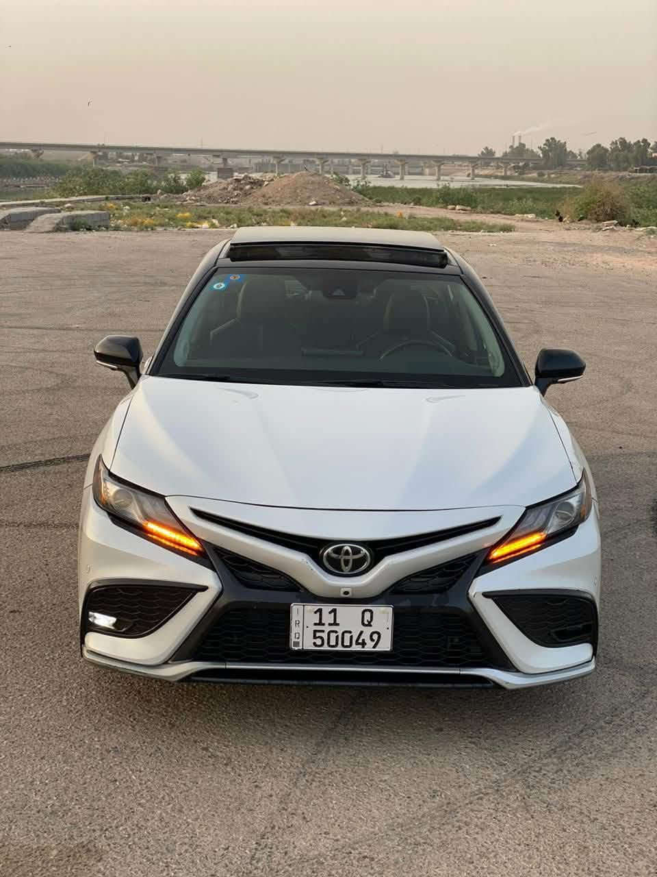 السلام عليكم 

للبيع: تويوتا كامري 2023 XSE V6 
فول مواصفات 6 سلندر 

--- تفاصيل السيارة:

ماشية فقط 88 الف كم  –

فول مواصفات + داتشوو (فتحة سقف بانوراما)

فقط بنيد مبدل ومصبوغ + بارد موضح بالسونار 

رقم بغداد جديد بأسمي 

---

 مواصفات تويوتا كامري 2023 XSE V6 – المواصفات الكاملة:

 المحرك والأداء:

محرك V6 سعة 3.5 لتر

قوة 301 حصان

قير أوتوماتيك 8 سرعات

نظام دفع أمامي (FWD)

تبديل سرعات من المقود (Paddle Shifters)

نمط قيادة رياضي + عادي + اقتصادي

 الراحة والداخلية:

مقاعد جلد رياضية 

مقاعد أمامية كهربائية 

تبريد وتسخين للمقاعد الأمامية

فتحة سقف بانورامية (داتشوو)

شاشة كبيرة وسطية تعمل باللمس

شاشة عدادات رقمية

نظام صوتي JBL فاخر

تحكم كامل من المقود

شحن لاسلكي للموبايل

إنارة داخلية محيطية LED

تشغيل بصمة + دخول ذكي

 السلامة والتقنيات:

كاميرا 360 + حساسات أمامية وخلفية

نظام تثبيت السرعة الذكي (رادار)

تحذير مغادرة المسار

مساعد البقاء في المسار

نظام النقطة العمياء

نظام المكابح التلقائي للطوارئ

نظام مراقبة ضغط الإطارات (TPMS)

 الخارجية:

تصميم رياضي هجومي

جنوط ألمنيوم مقاس 19 إنش

أنوار أمامية وخلفية LED بالكامل

حساسات أمامية وخلفية

سبويلر خلفي رياضي

فتحات تهوية أمامية

مخرجين عادم مزدوجين (Dual Exhaust

صور الحادث مع سونار السياره مرقف بمنشور اسف على الاطاله تحياتي للجميع 

السعر 195 وبيه مجال 

استفسار اكثر اتصل 
***********

---
