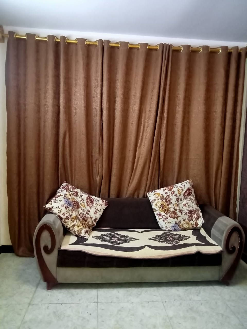 السلام عليكم عندي شقة ارضية نظيفة جدا بيه بعض التحضيرات بسمي ملك صرف السعر ١٠٥ مليون وهذا رقمي ***********
