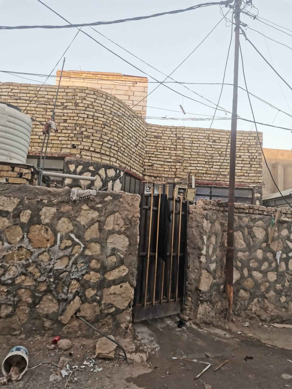 دار للبيع مساحه 160خلف علي  يتكون من غرفتين 8 وجيته طابو زراعي سند 25خلف حسينيه عمران بن علي السعر50قفل للاستفار***********بناء حجر يباع سعر قطعه بناء جديد موقديم
