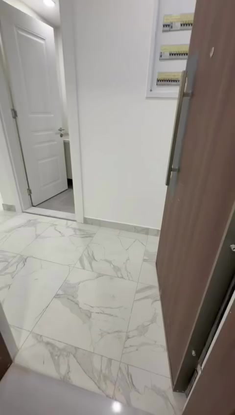 السلام عليكم شقه للبيع في مجمع ابراج النخله طابق 15 مساحه 224  ركنيه مجهزه بسمارت كامل جاهزه للسكن الاطلاله مميزه على كليه اشور  السعر 500 مليون. للتواصل على الرقم ***********
حياكم الله 🤍
