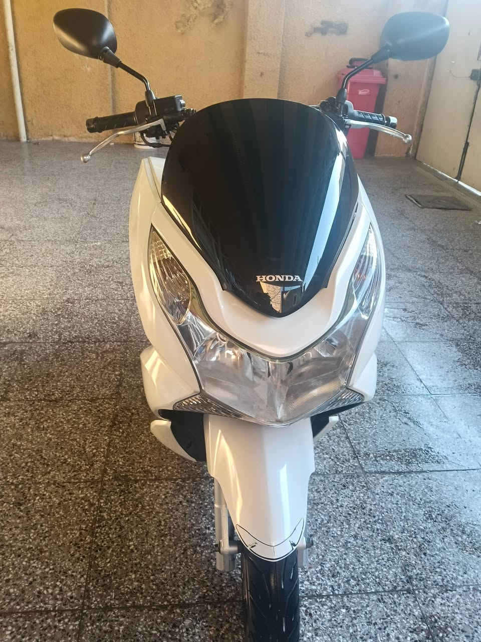 Pcxجيل اول موديل 16 ياباني  دراجه مصارها هواي نازله رمبه مكفوله تجي تفحص وتاخذها من باب البيت وجيب وياك اي فيتر يعجبكك
حرف A 
حساس زدحام 
حساس ستان 
كلهن شغالات 
السعر مليون و550 مجالي شي بصيط مال حك الجيه فقط 
دراجه دهن امزويل + بانزين محسن + مي راديتر الاخضر الزيتي مو ابو لاف دراجه مداريها من كل نواحي تجي وتشوف بعينك 

مكاني بغداد البياع السيديه حي التراث 
***********
