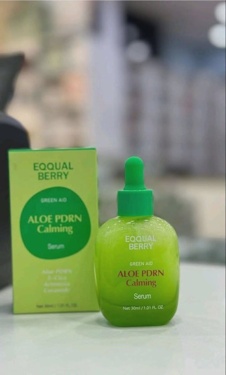 ✨سيروم Eqqual Berry Green Aid Aloe PDRN Calming هو منتج كوري مصمم لتهدئة وترميم البشرة الحساسة والمتهيجة. يهدف هذا السيروم إلى تقليل الاحمرار، وتوفير ترطيب عميق، وتقوية حاجز البشرة الواقي. 
✅الفوائد الرئيسية:-
✔️ يوفر السيروم إحساساً فورياً بالبرودة ويقلل الاحمرار والتهيج بفضل مكون PDRN المشتق من الصبار (بتركيز 50,000 جزء في المليون).
✔️ يساعد PDRN على تحفيز إصلاح الخلايا ويدعم دورة التعافي الطبيعية للبشرة، مما يعزز المرونة ويجعل البشرة تبدو أكثر صحة بمرور الوقت.
✔️ يحتوي على 5 أنواع من السيراميدات (Ceramides) التي تعمل على استعادة الدرع الواقي للبشرة وحبس الرطوبة العميقة، مما يجعل البشرة أقوى في مواجهة الجفاف والعوامل البيئية الضارة.
✔️ تشمل المكونات الرئيسية أيضاً مركب 5-CICA والأرطماسيا (Artemisia) لتهدئة طويلة الأمد، وحمض الهيالورونيك (Hyaluronic Acid) للترطيب العميق.
✔️ تركيبته خفيفة الوزن وغير مسببة لانسداد المسام (non-comedogenic)، مما يجعله آمناً للاستخدام اليومي ومناسباً للبشرة الحساسة والمعرضة لحب الشباب.
#الاصلي المنشأ كوريا 🇰🇷💯
سعر الدرزن 
يوجد لدينا توصيل الجميع محافظات العراق✔️✔️


**إذا كنت صاحب هذا الإعلان وتريد حذفه لأي سبب، رجاءا أرسل رسالة إلى الدعم الفني**