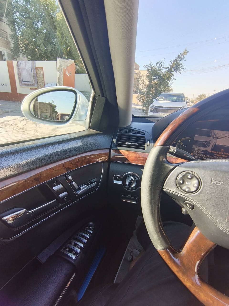 السلام عليكم للبيع فقط. مارسدسS350 v6 موديل 2008 لون سلفر كما موضح بل صور وارد الماني سط رقم اربيل شبه مميز تحويل مباشر باسمي يعني كبل تحول هزه جديده .فوللل موصفات باب طويل  داخل اسود سياره نظيفه بمعنئ الكلمة بيه صبغ بسيط بل باب وشويه بل بلجاملغ جهت السايق اثر شخط طويل وبيها بارد بل هلال كد شبر سونار السياره مرفق المندلاوي كير ومكينه مكفولات المقاعد الخلفيه كله كهرباء مقعد السايق تفاعلي عند المنعطفات المقاعد الاماميه ولخلفيه كلهن يجن تتفئه وتبريد وتحكم سياره جكات تصعد وتنزل خمس بردات كهرباء تكدر تتحكم بيهن من المقصوره الخلفيه من يم السايق دبل بانوراما تتحكم بيه من الخلف ومن الإمام حساسات اماميه وخليفه جانبيه وتحديد مسار اربع أبواب شفط صندوك شفط ستيرن كهرباء خاصية الصعود ونزول ناضور ليلي تبريد 3 مناخات منفصله للسايق والراكب الامامي ولمقصوره الخلفيه سماعات بلوتوث وسستم صوت سياره خير من الله مال جناي و S معروفه بعد بل مواصفات مكان📍 سياره بغداد مدينة الصدر عارضها 215💲وبيها مجال رقم  ***********
