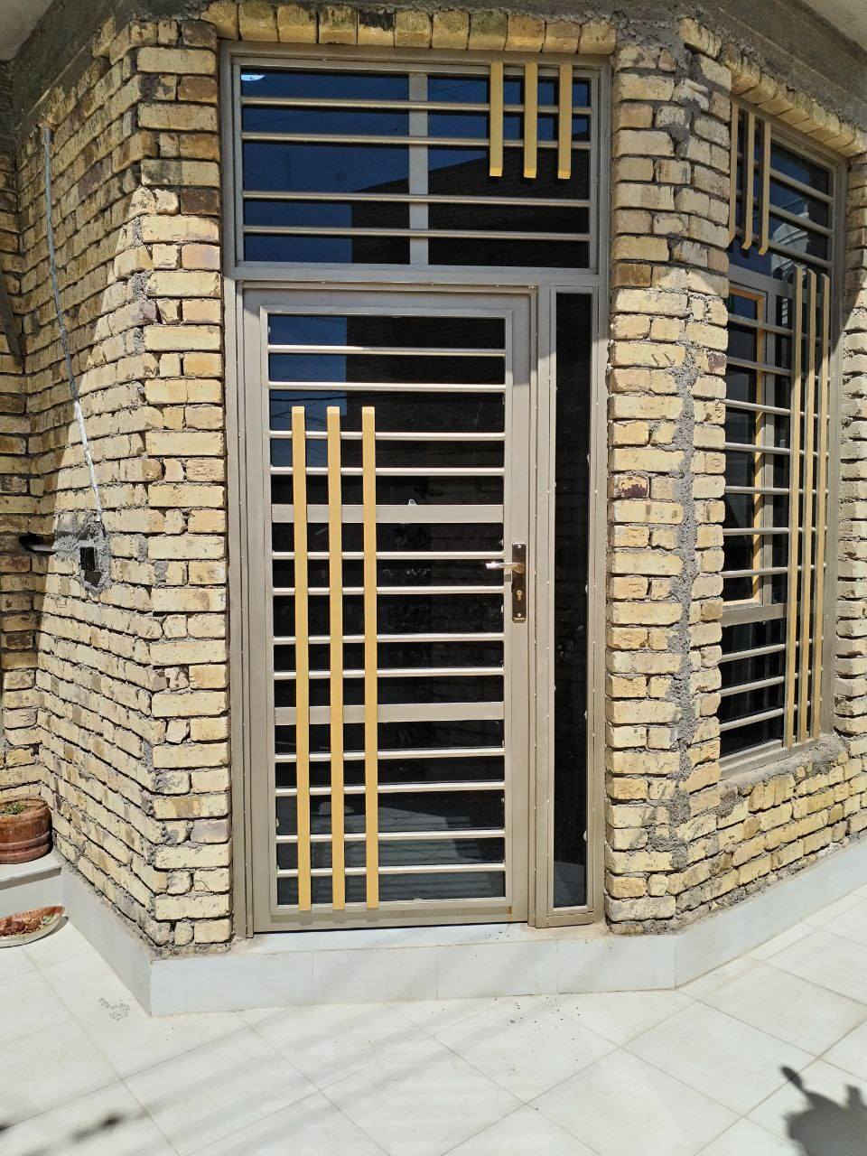 السلام عليكم بيت مساحة 200متر بناء حديث طابقين
الطابق الاول /غرفتين وصاله واستقبال ومطبخ +صحيات خارجيه وداخليه
الطابق الثاني/ غرفتين وصاله + وصحيات
الموقع / كوت حي الحوراء شارع المدارس
الاستفسار /***********
