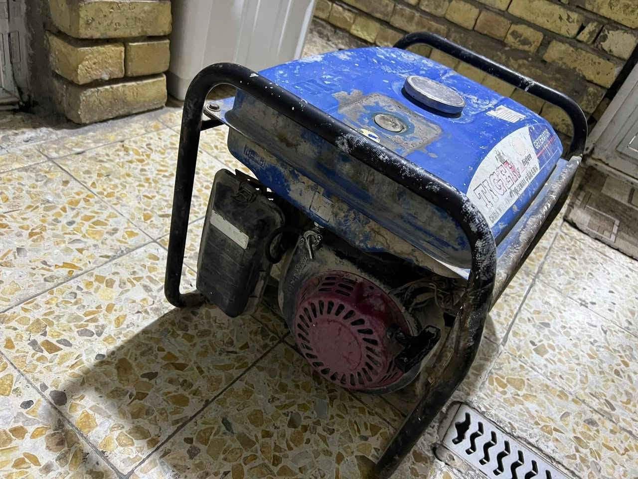 مولده نوع تايكر ستندر مستخدم شي قليل جاهزه عالفحص السعر 120 وبيها مجال // *********** بغداد, العراق
