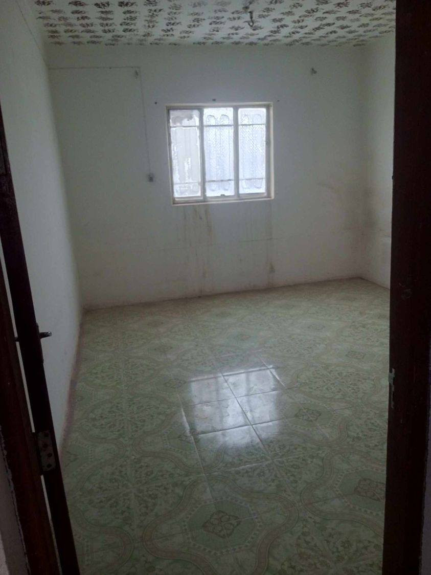 مشتمل 150 متر طابق ثاني نظيف للأيجار يتكون من غرف نوم عدد 2  وصالة وحمام ومطبخ سيراميك الموقع الصدر الاول قرب بانزين خانه الكفيل  للاستفسار ***********
