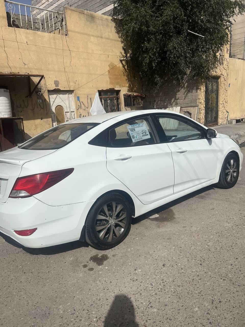 السلام عليكم للبيع سياره اكسنت موديل 2016خليجي السياره جاهزه مكينه كير حداده مكفولات تخم تاير تدفئه تبريد ثلج ❄️ السياره جاهزه مابيهه كل نقص السياره مال بيت علمن السياره مصبوغه عام اثر زنجار بل قماره وصبقناهه عام السعر 85وبيهه مجال قليل سنويتهه لحد2028للتصال ***********
