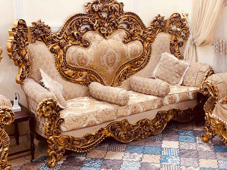 تخم قنفات ملكي 10 مقاعد  2  مقاعد ثلاثي و4 كراسي مع 3 طاولات وحده كبيره 1 متر مربع  و2 صغير  60 سانتيم مربع نظيف جداً بدون اي ضرر   المكان مجمع بسماية السكني 
للاستفسار الاتصال على الرقم *********** موجود واتس اب وفيس بوك السعر على الخاص ولحد يكسر بحلال العالم
