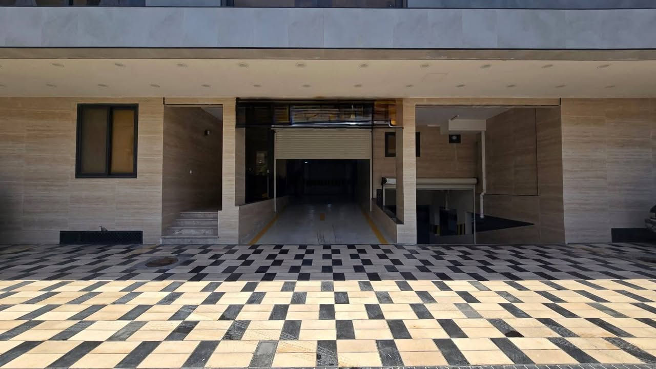 للبيع
من يرغب بالإستثمار  
شقة أرضية حالة السند مستقل
الموقع في العرصات (الشيد 12) 
مؤثثه درجه أثاث فاخر
 مؤجرة بوارد سنوي 19200$+ تأمينات شهر 
 مكونه من
مطبخ وصاله 
3 غرف نوم أحدهما ماستر 
خدمات العماره 
نظام سكيورتي ومراقبة كاميرات
كراج عدد 2 تحت الارض
مصعد عدد  2
موقع هادئ ومميز
للأستفسار الأتصال على
***********
