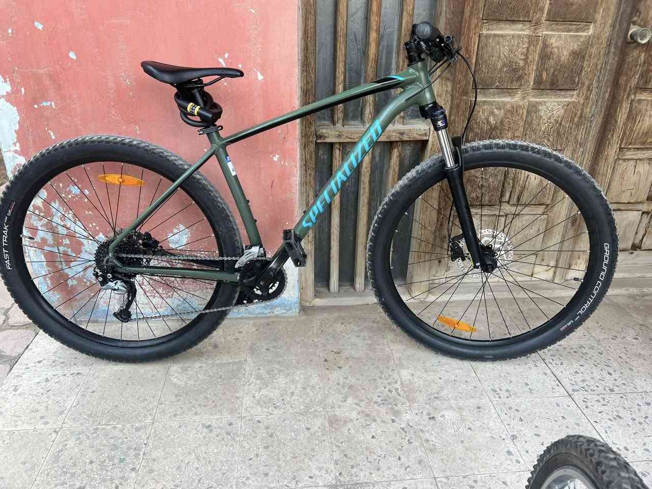 السلام عليكم ورحمة الله وبركاته
دراجة specialized rockhopper 2022
مواصفاتها:
فريم 29 large
البريكات shimano mt200 
سستم shimano acera 9x2 
دبل xcm 100mm 
نظافة 90%
السعر 800 الف

للتواصل ***********
